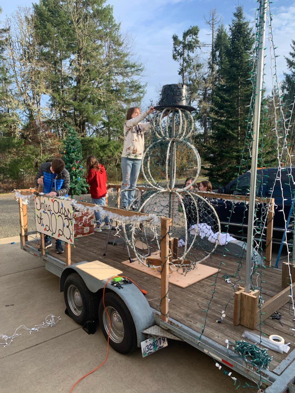 EHS Class Floats Ready to Roll for Veneta Light Parade – Falcon News