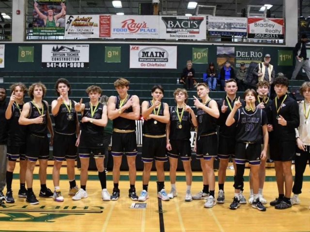 Elmira Boys Basketball Win Rogue River Classic Tournament